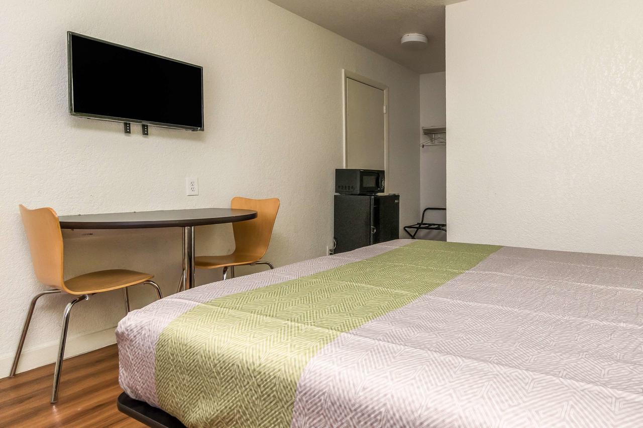 Motel 6 Fort Worth North Haltom City Eksteriør billede