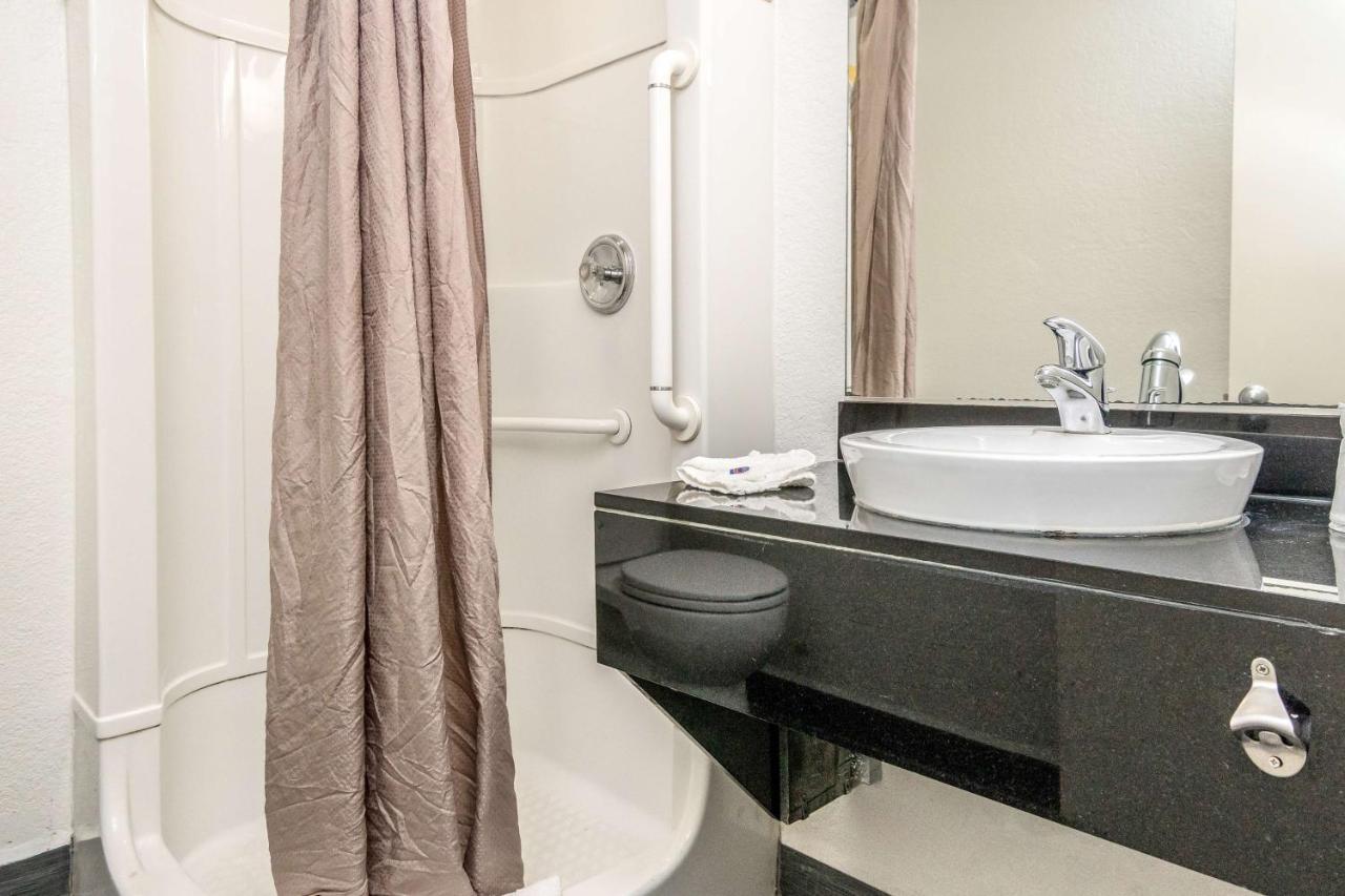 Motel 6 Fort Worth North Haltom City Eksteriør billede
