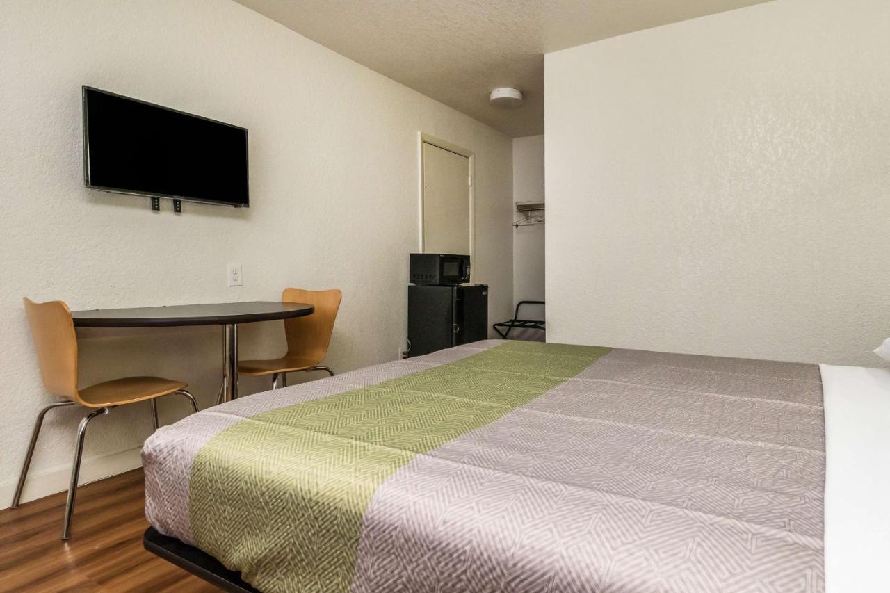 Motel 6 Fort Worth North Haltom City Eksteriør billede